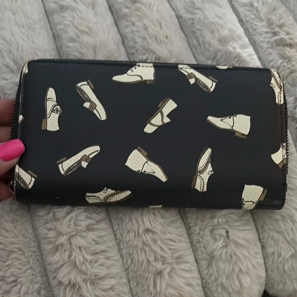 Dolce & Gabbana Black Wallet with Shoe Motif - Picture 3 of 9